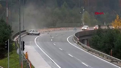 Virajı dönemeyen otomobil, tır'ı köprüden attı