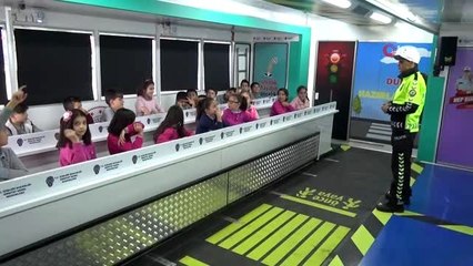 Minik yüreklere uygulamalı olarak trafik bilinci aşılanıyor