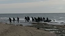 Una patera llega a una playa de Marbella (Málaga).