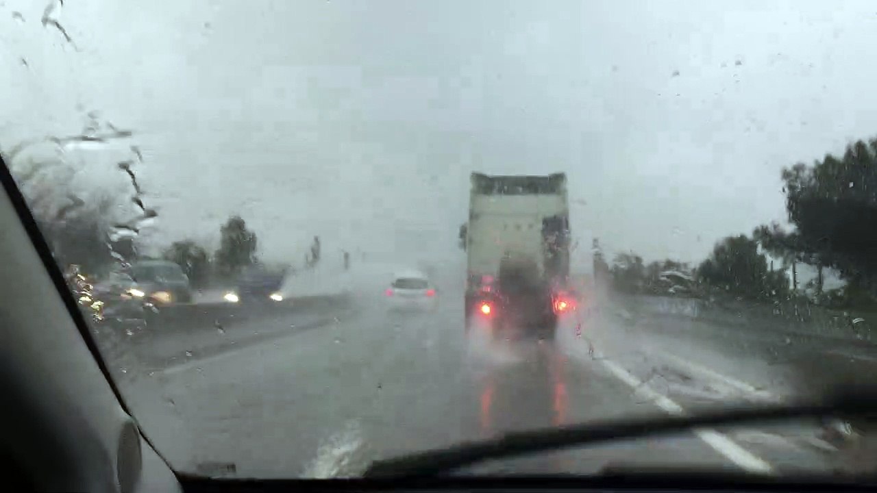 Intempéries : des flaques d'eau à l'entrée de Marseille sur l'A55