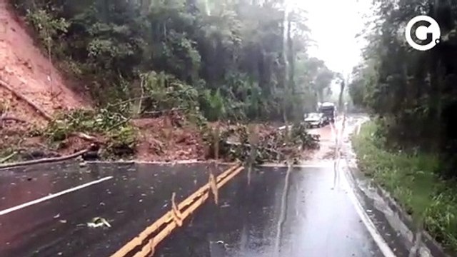 Encosta cede e interdita a BR 262 em Domingos Martins