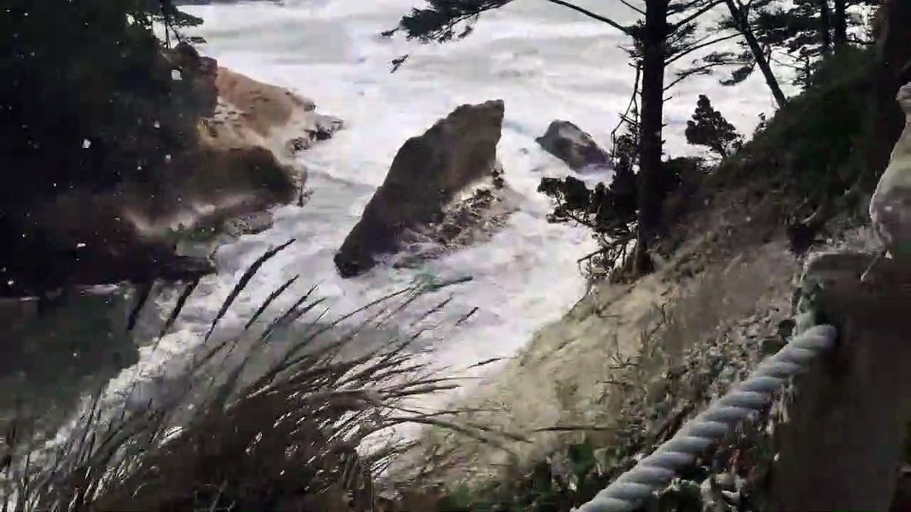 Tempête de mousse... l'écume recouvre tout en bord de mer
