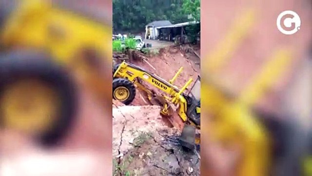 Terreno cede e engole máquinas no pátio da Prefeitura de Domingos Martins