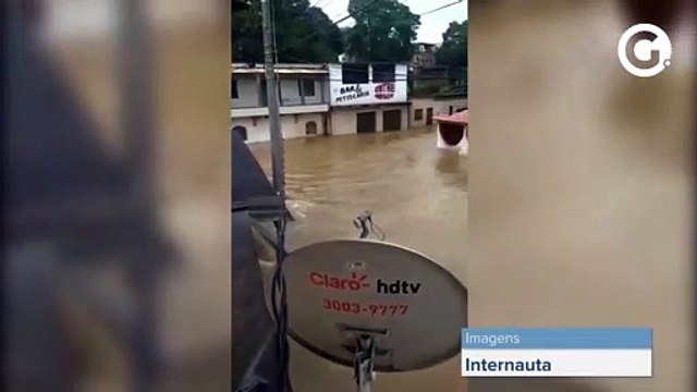 Moradores completamente ilhados por causa da chuva em Vila Betania, Viana