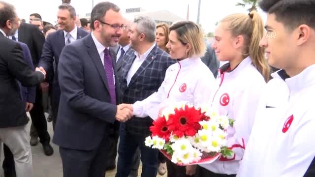 Bakan Kasapoğlu, İzmir'de yapımı süren statları inceledi (1)