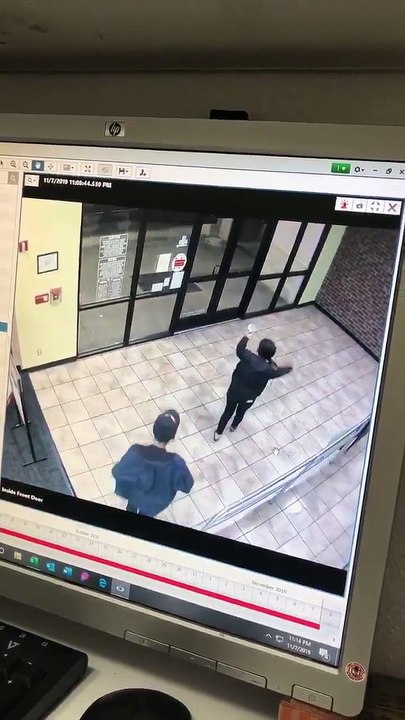 Un couple chahute sur du verglas