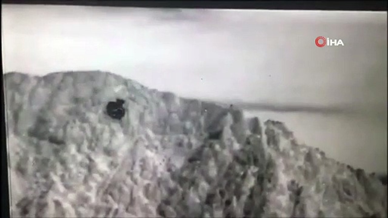 MSB: 'Irak'ın kuzeyi Gedik Üs Bölgesinden terör örgütü PKK’ya ait olduğu tespit edilen mağaraya yapılan havan atışıyla birden fazla çıkışı bulunan bir mühimmat deposu vurularak imha edildi'