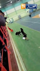 شاهد.. مواطنون يقاطعون عملية مزايدة لبيع سيارة محجوزة من مالكتها الأرملة ويجمعون الأموال لتمكينها من استرجاعها