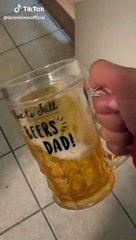 Blague avec une fausse bière
