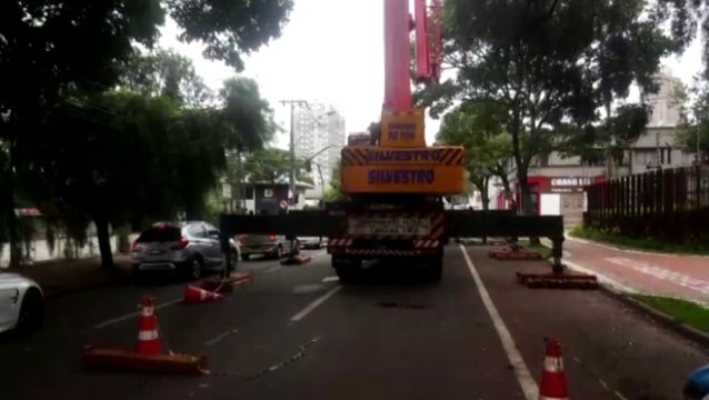 Guincho interdita parcialmente Rua Minas Gerais, no centro