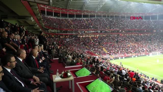 Cumhurbaşkanı erdoğan türkiye-izlanda maçını tribünden izledi.