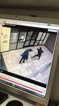 Ce couple s'amuse sur du verglas... Tellement drôle
