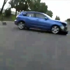 Il tente de faire le même trick qu'un skateboardeur... mais en voiture. Raté