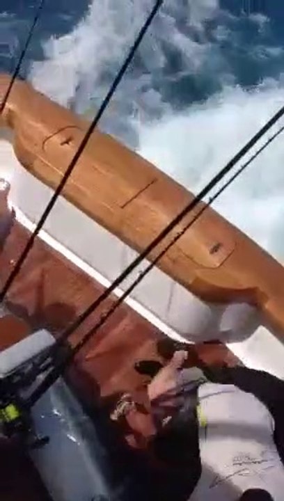 Un énorme poisson saute directement dans le bateau de ces pecheurs