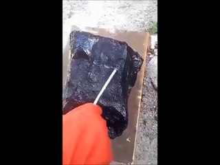 Prego de Aço se Desmancha em Contato com Estranha Pedra Negra