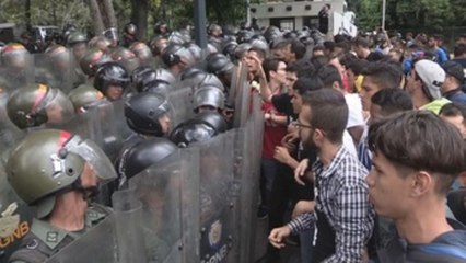 Policía y estudiantes se enfrentan durante protesta espontánea en Caracas