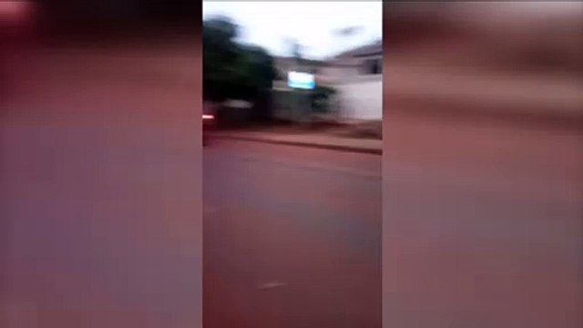 Cabos são rompidos por caminhão na Rua Manoel Ribas, no Cancelli