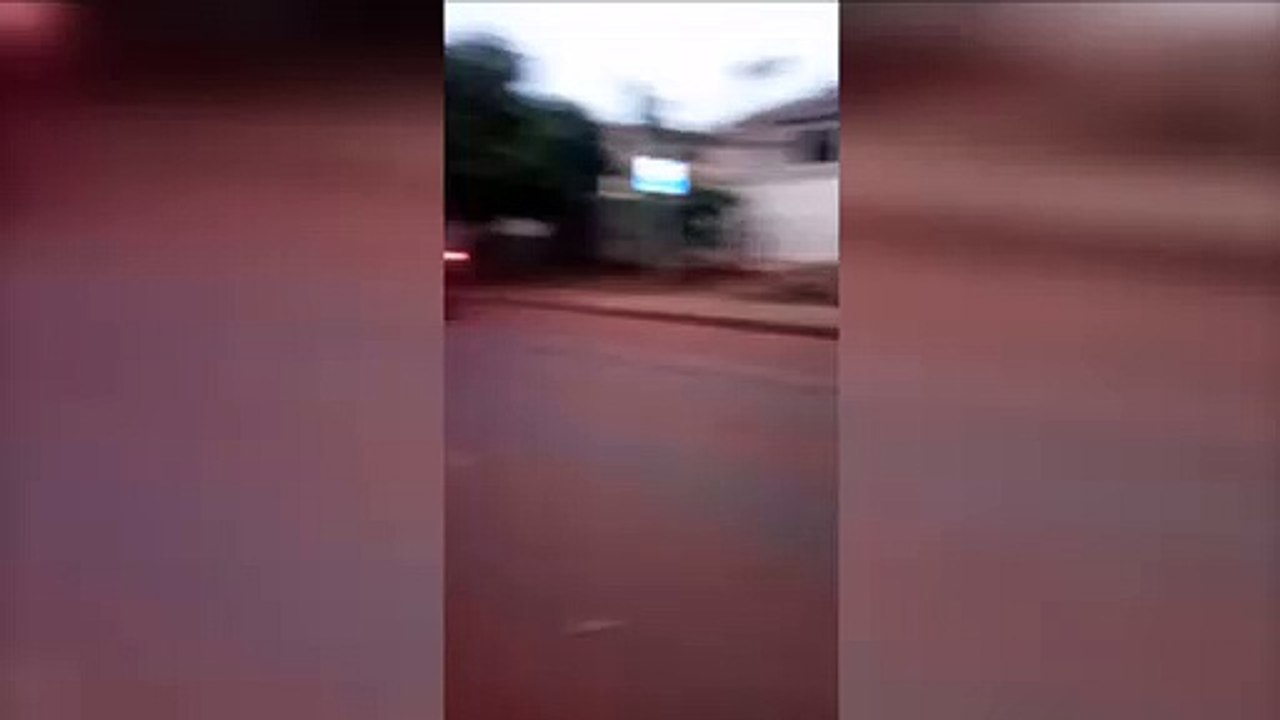 Cabos são rompidos por caminhão na Rua Manoel Ribas, no Cancelli