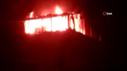 Esenyurt'ta 4 katlı binanın çatısı kül oldu