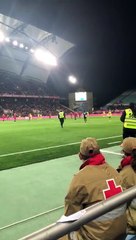 Un Montilien pénètre sur la pelouse pour un selfie avec Cristiano Ronaldo