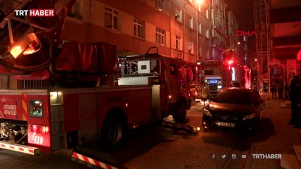 İtfaiyenin yolunu kapatan aracı mahalleli el birliğiyle kaldırdı