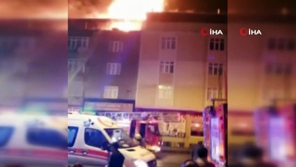 Gaziosmanpaşa’da bir binanın çatı katı alev alev böyle yandı
