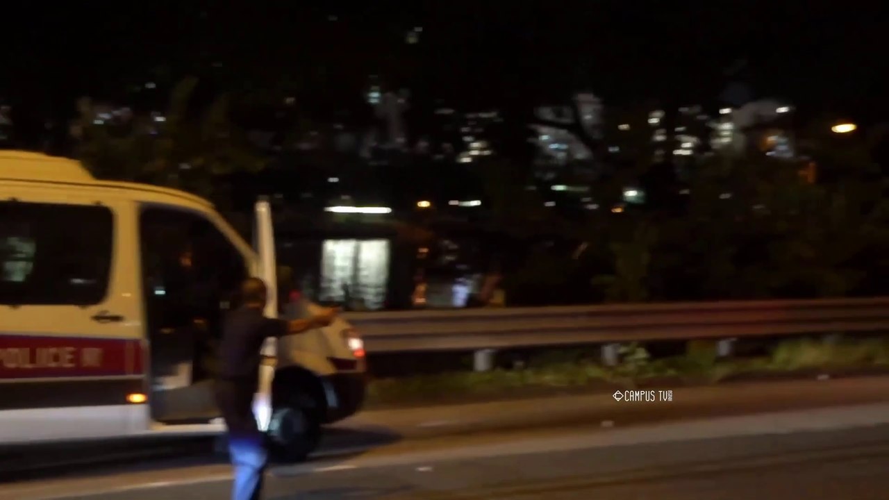 擎槍警長、棄車逃跑、警車被焚　　　｜　　　boycott facebook