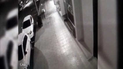 Câmera mostra homem pegando flor de estúdio de tatuagem, no Centro