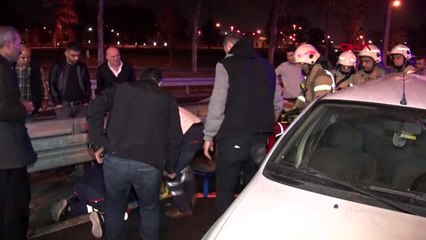 Belediye otobüsü otomobile çarptı 1'i ağır 3 yaralı