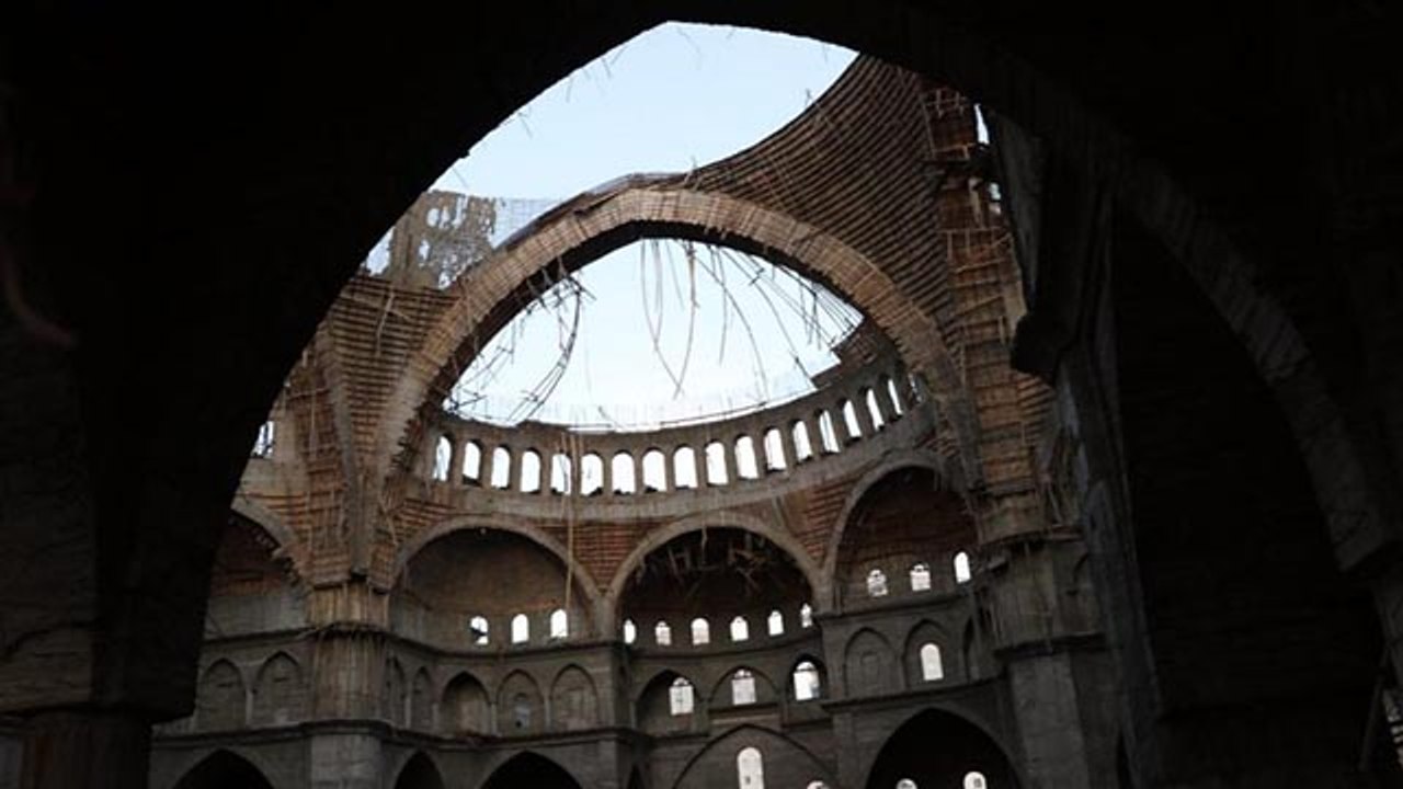 Göçük altındaki mühendisi arama çalışmaları 17 saattir devam ediyor