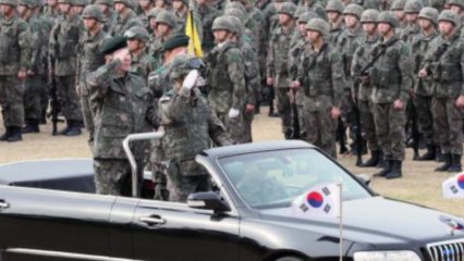 육군 30사단, 민간인 '명예 사단장' 임명...과잉 의전 논란 / YTN