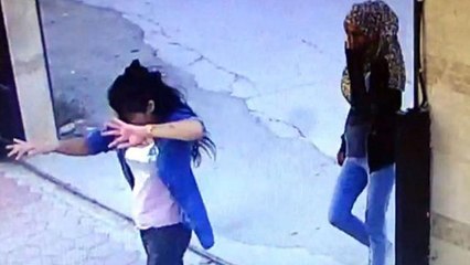 Üç kadın oynaya oynaya girdikleri siteyi soydu