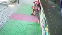 Esenyurt’ta paten çalan 2 çocuk güvenlik kameralarına yakalandı