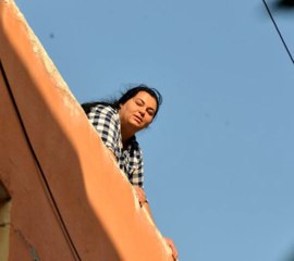 Çatıya çıkan karısıyla "Beni aldattı" diyerek barışmak istemedi