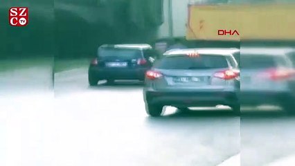 Akan trafikte tehlikeye aldırmadan yürüdü