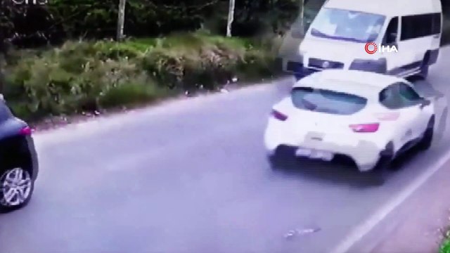 Kartal’da servis minibüsünün devrilme anı kamerada