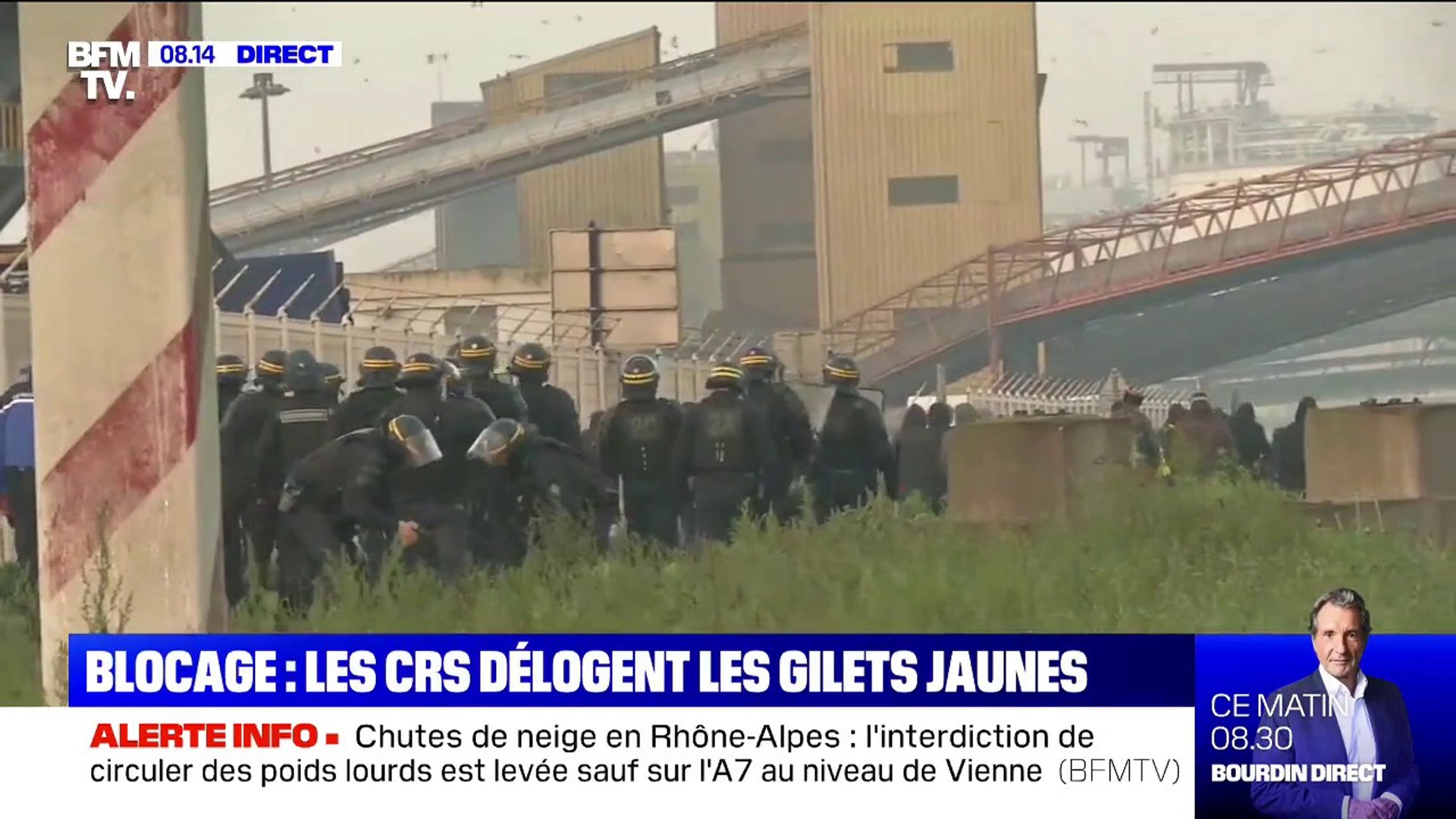 Les Crs Interviennent Pour Déloger Des Gilets Jaunes Qui Bloquent Un Site Seveso En Loire Atlantique