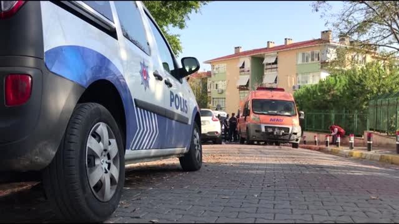 Bakırköy'de evlerinde ölü bulunan ailenin cenazeleri, Adli Tıp Kurumuna götürüldü