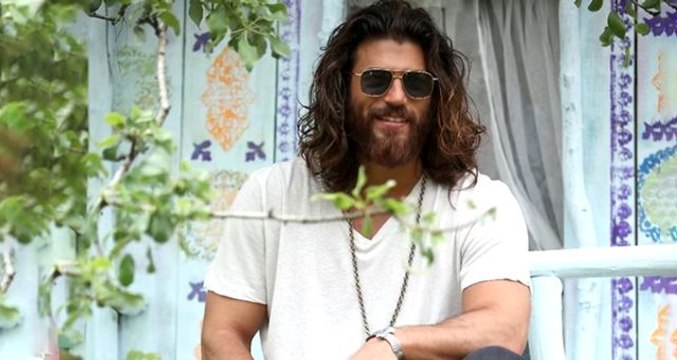 Oyuncu Can Yaman, dansözle karşılıklı göbek attı