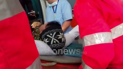 Ora News - Momenti kur protestuesja Lindita Protoduari transportohet me ambulancë në spital