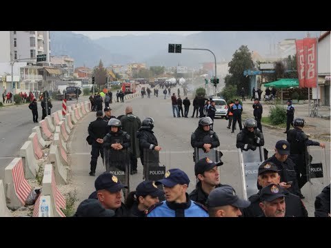 Nisin shembjet te Astiri , përplasje mes banorëve dhe forcave të policisë