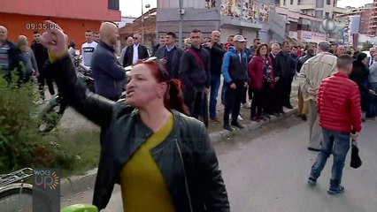 Incidenti/ Banorët e Astirit sulmojnë gazetarin e Top Channel