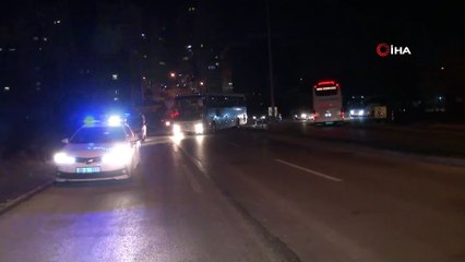 Başkent’te virajı alamayan otomobil boş araziye uçtu: 4 yaralı