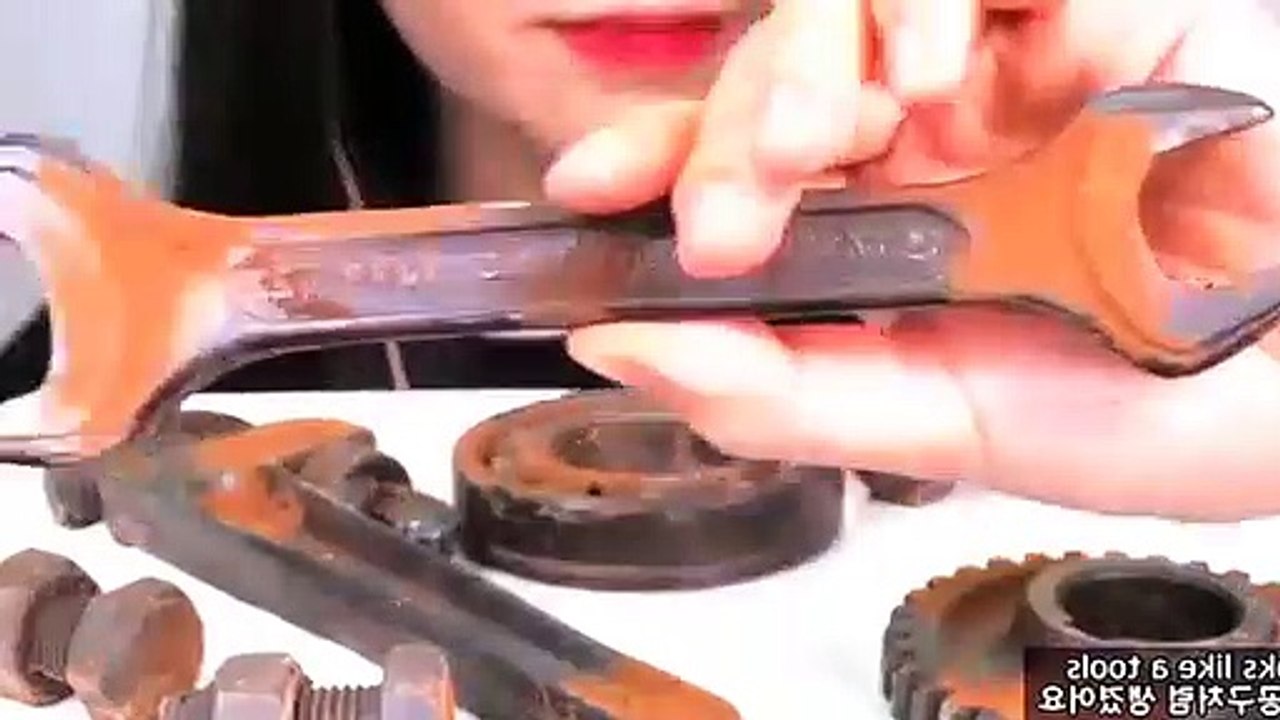लोहे के औजारों को खानेवाली लेडीस              ( 360 X 640 )