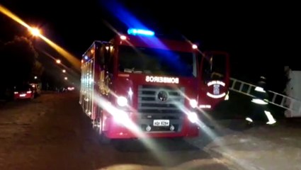 Casa de madeira é destruída por incêndio no Bairro Neva