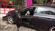 Përplasen dy makina në Bulevardin e Korçës, 'CLS' ja futet në dyqanin në anë të rrugës