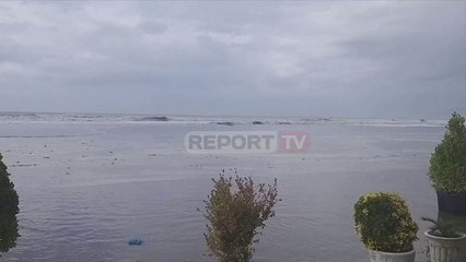 Report TV -Baticat 'gllabërojnë' plazhin në Tale, uji u afrohet bizneseve