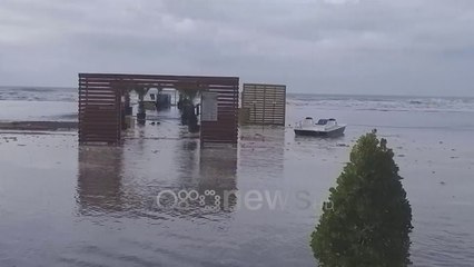 Ora News - Stuhia “tërbon” detin, dallgë gjigante në Himarë dhe Lezhë