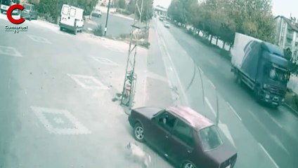 Köpeğe çarpmamak için kaza yaptı