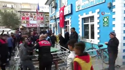 Seyyar satıcının gözünün yaşına bakmadılar